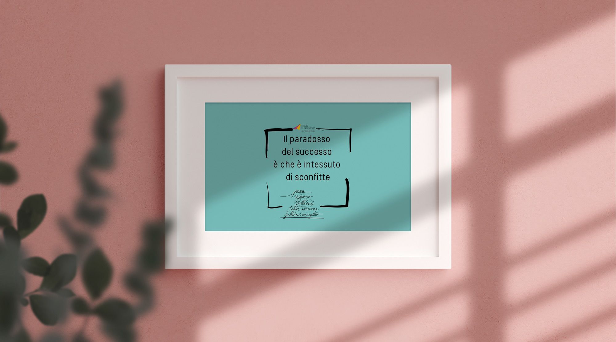 Quadro bianco su parete rosa con scritta “il paradosso dell’insuccesso è che e intessuto di sconfitte”.