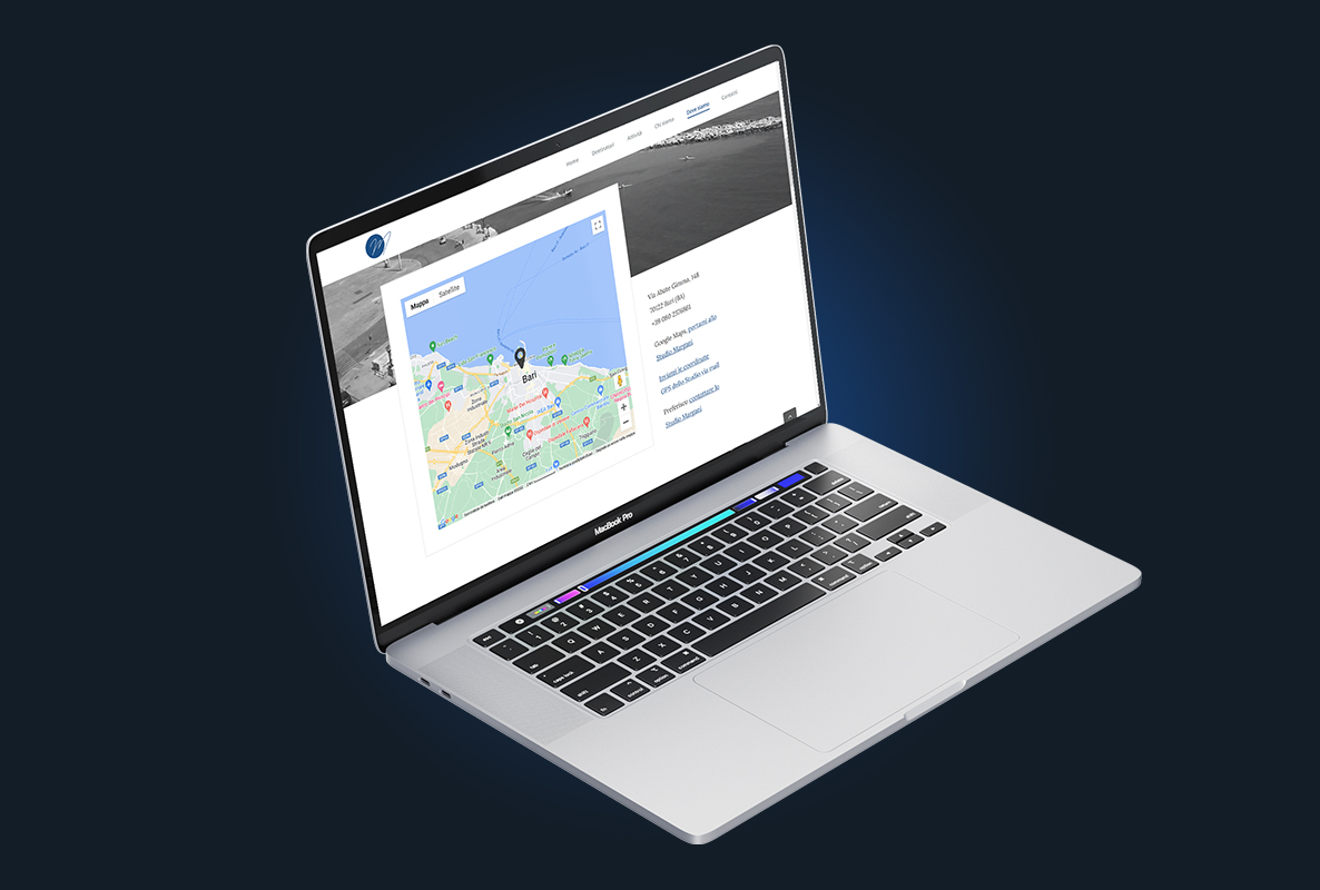 Pagina contatti sito internet con mappa su MacBook.