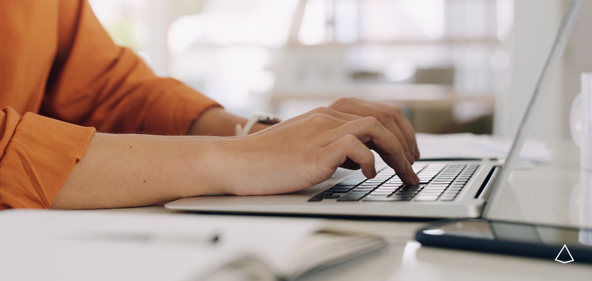 Copywriter che digita su un laptop per un sito web.