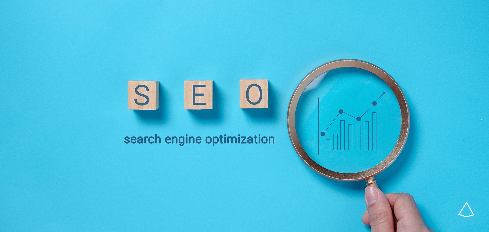 Scritta “SEO” cioè Search Engine Optimization. A fianco un grafico in crescita ed una lente d’ingrandimento.