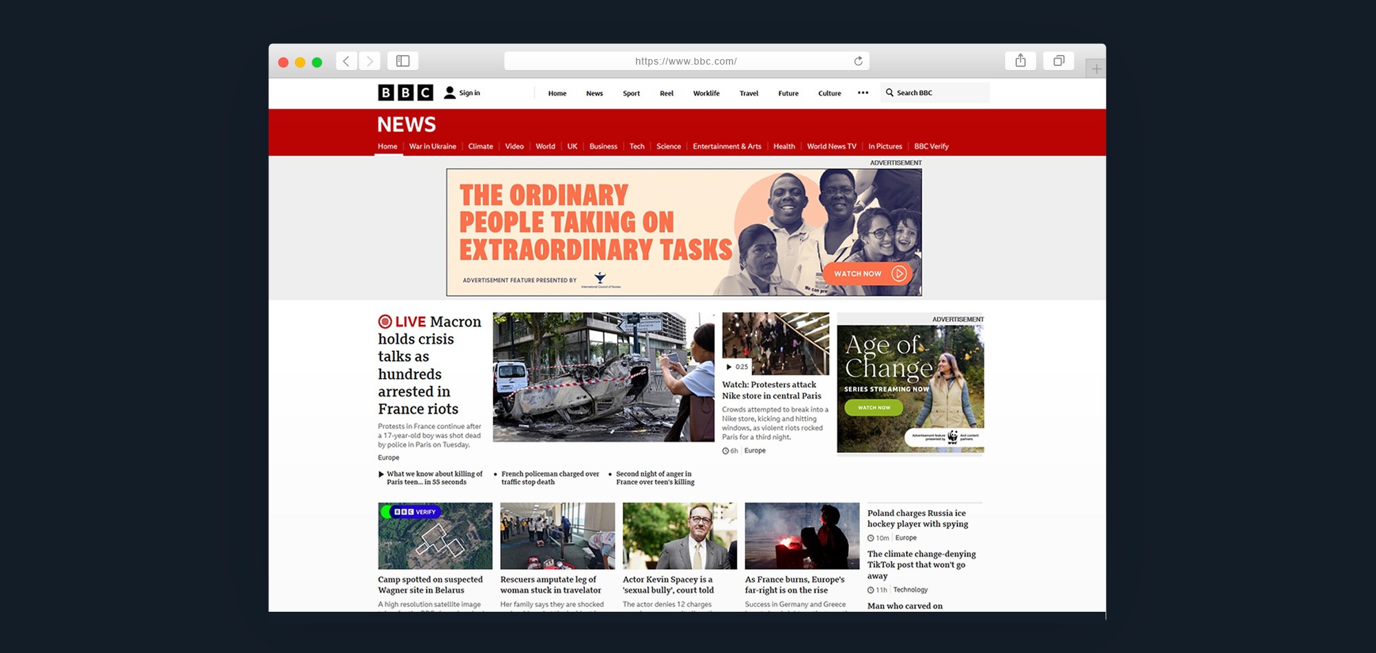 Mockup di una finestra del browser sulla home page delle news di bbc.com su sfondo blu scuro di Ingigni.