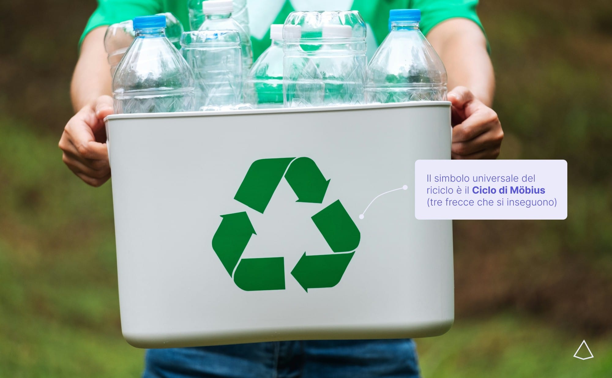 Simbolo riciclo Simbolo del riciclo applicato su contenitore per la raccolta della plastica.