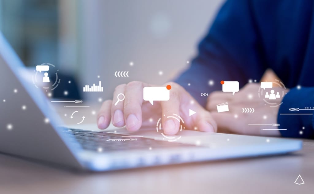 Domanda latente sui social media Un utente naviga tra i social network.