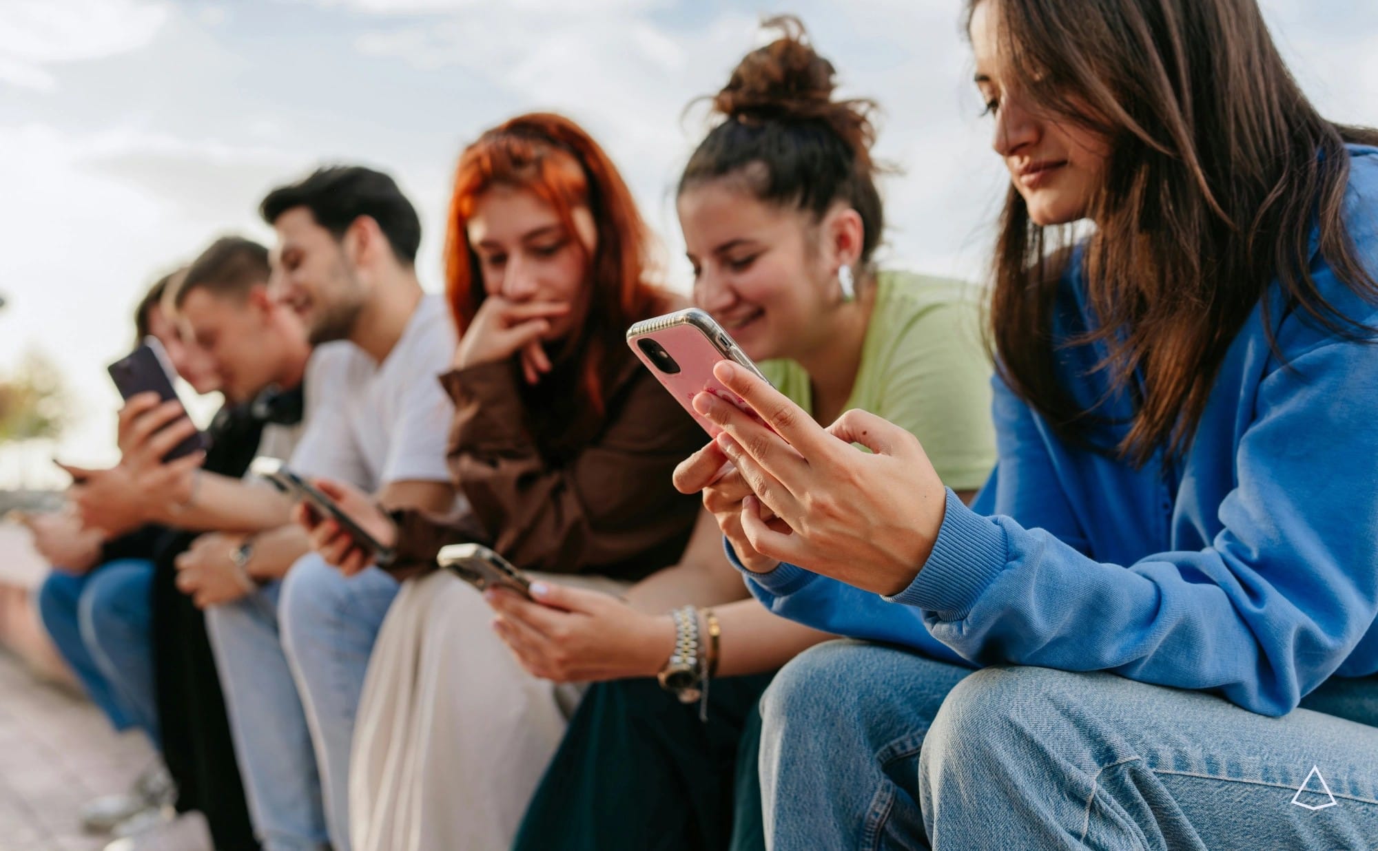Il Web nella vita quotidiana Persone utilizzano smartphone per accedere a contenuti e servizi web nella vita quotidiana.