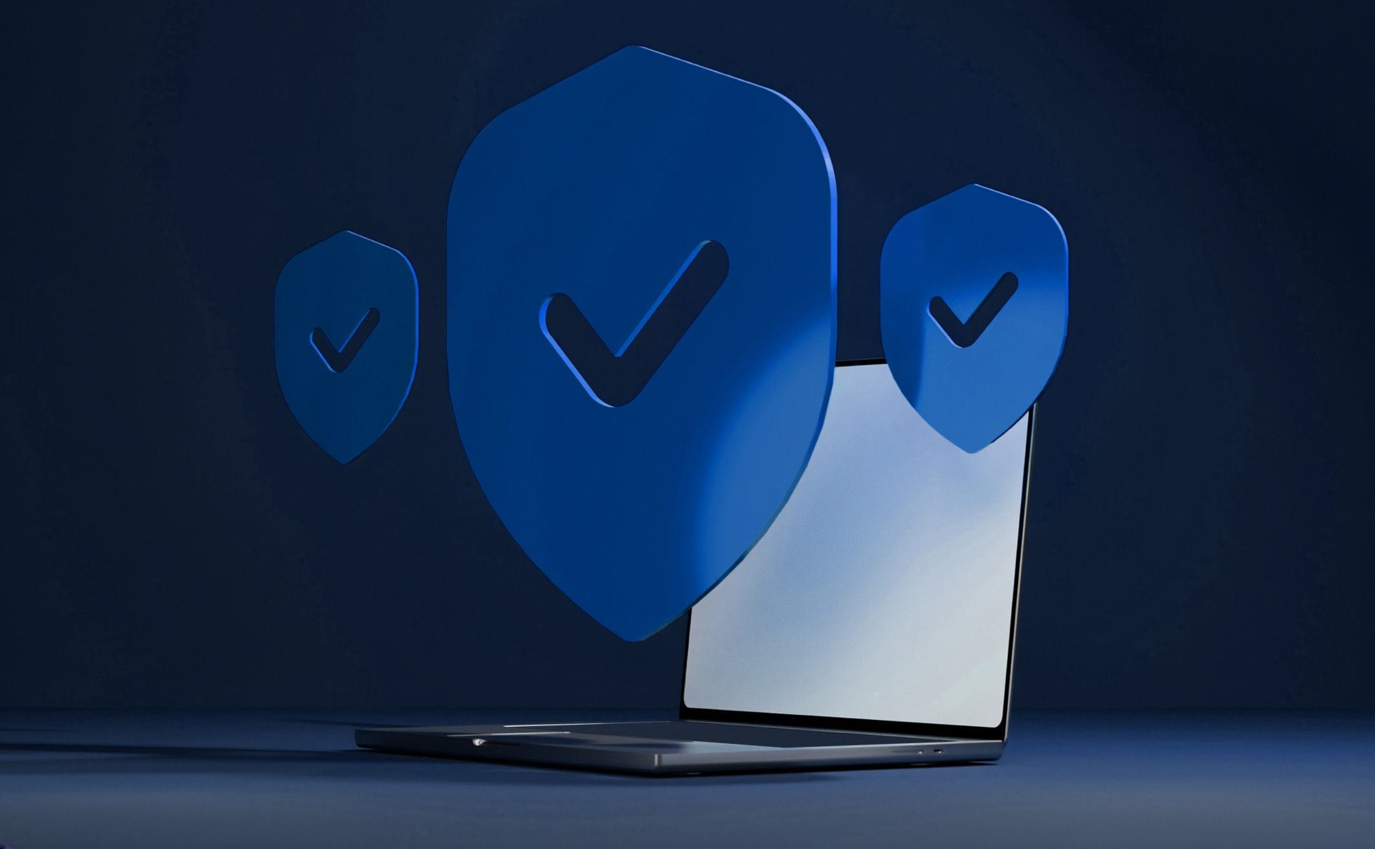 Laptop con tre scudi blu che simboleggiano la protezione di un sito web.