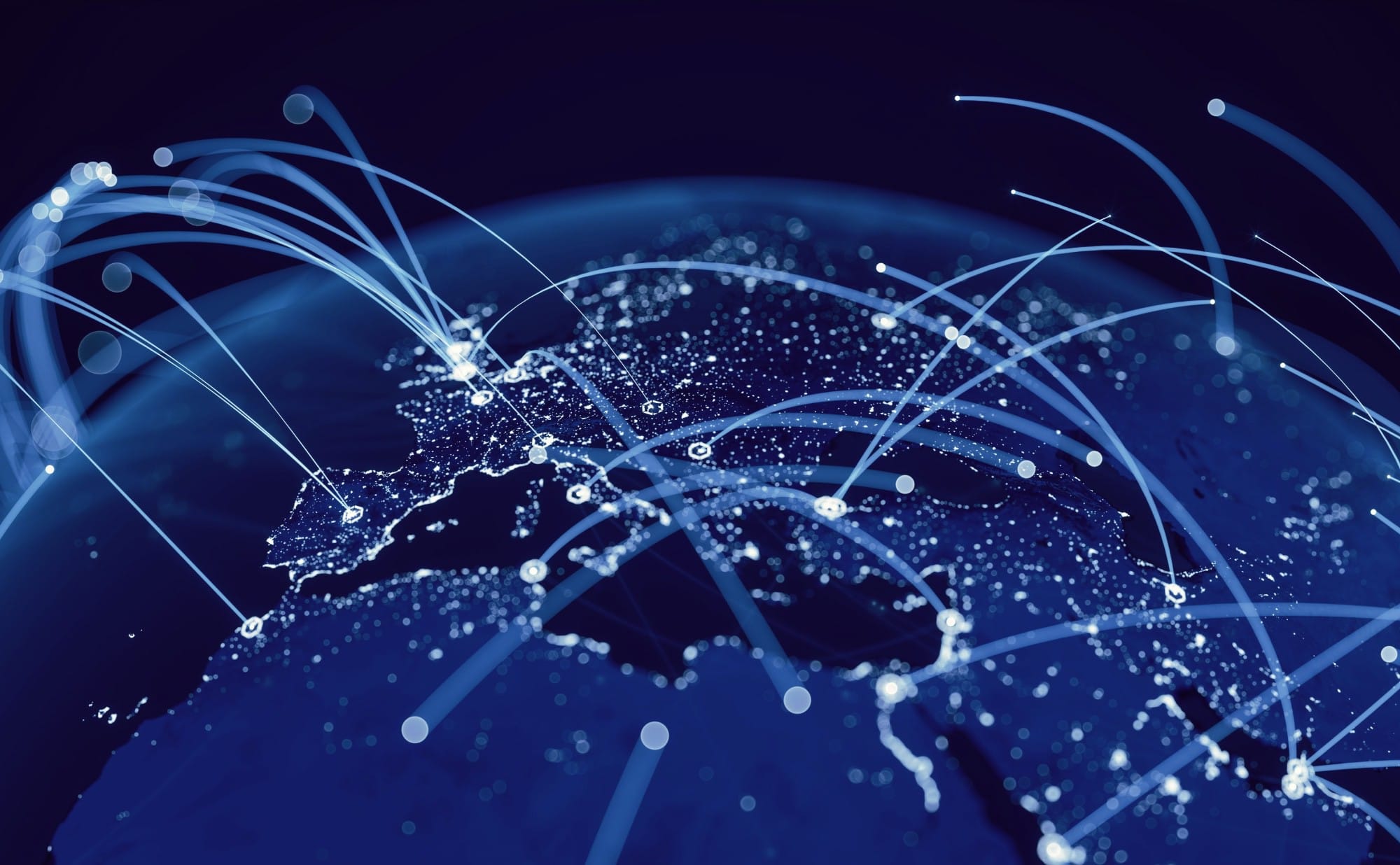 Globo digitale con connessioni luminose che rappresentano il traffico sul web.